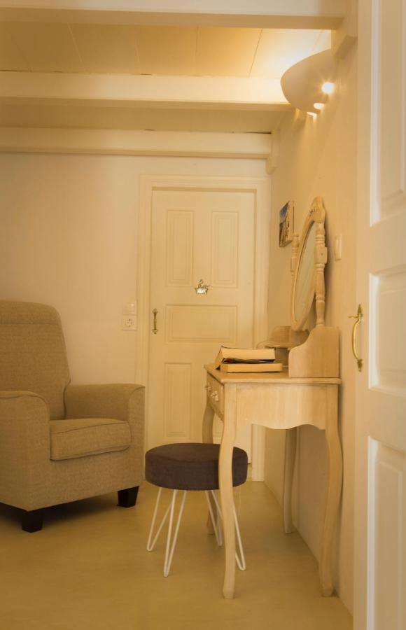 Linos Suites Emporio  Екстериор снимка